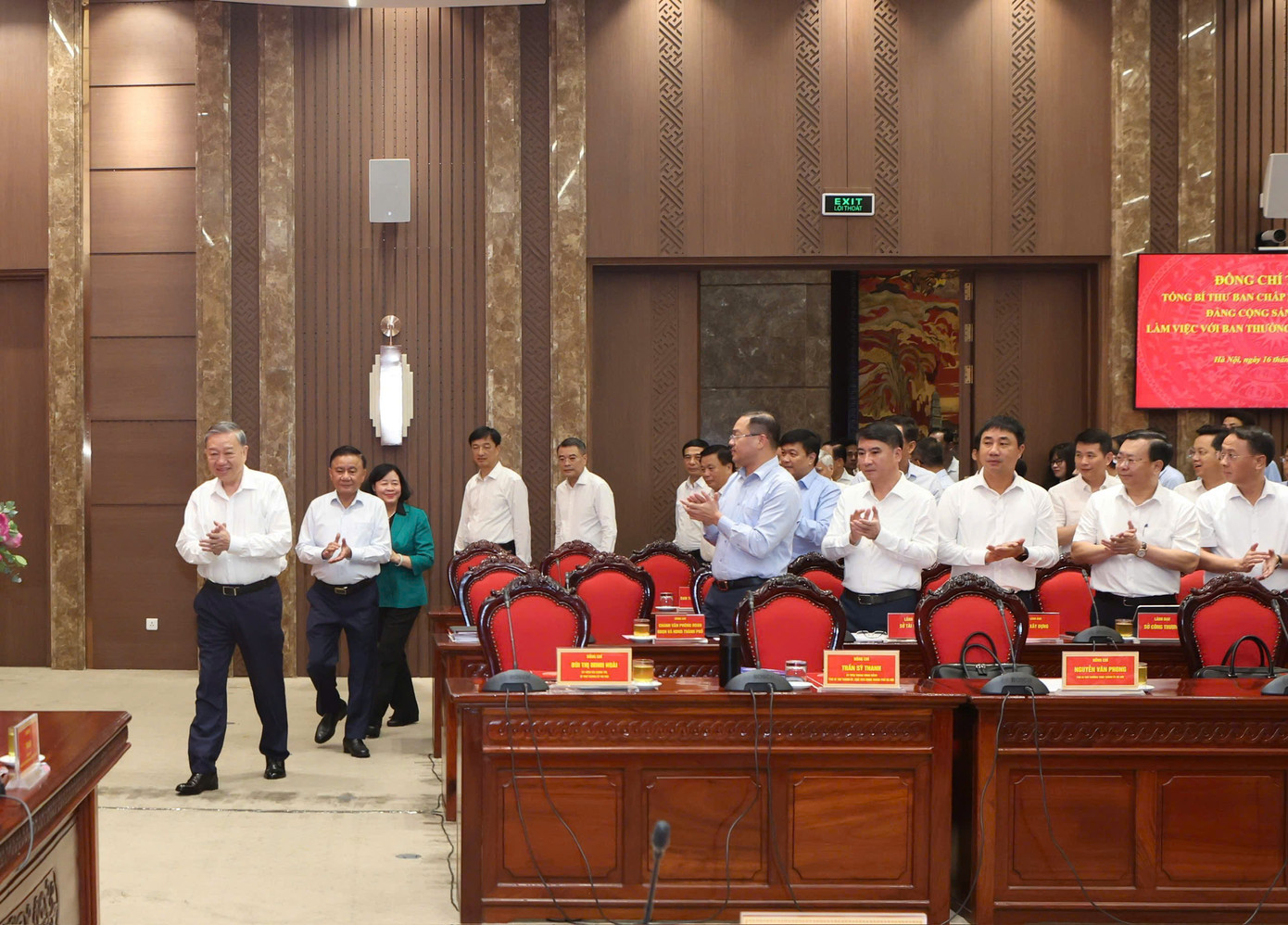 Tổng Bí thư Tô Lâm cùng đoàn công tác Trung ương làm việc với Ban Thường vụ Thành ủy Hà Nội, sáng 16/6. Ảnh: Nhật Minh.