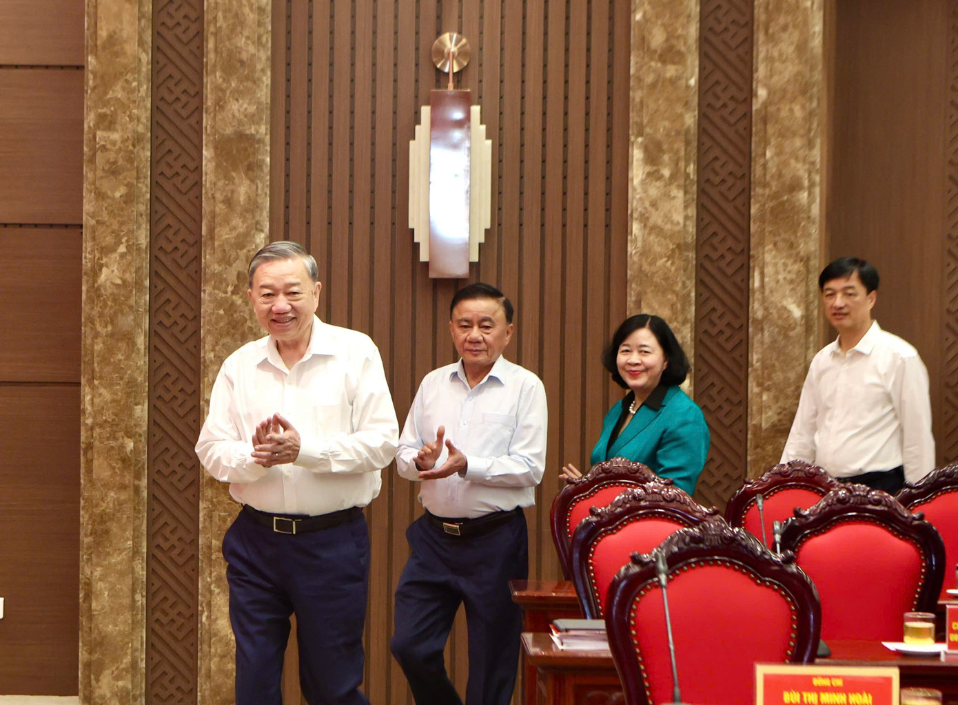 Tổng Bí thư Tô Lâm cùng đoàn công tác Trung ương làm việc với Ban Thường vụ Thành ủy Hà Nội, sáng 16/6. Ảnh: Nhật Minh.