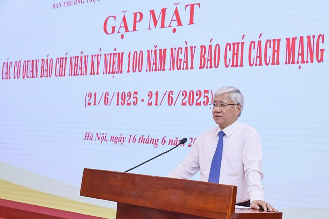 Ủy viên Bộ Chính trị, Bí thư Trung ương Đảng, Bí thư Đảng ủy MTTQ, các đoàn thể Trung ương, Chủ tịch Ủy ban Trung ương MTTQ Việt Nam Đỗ Văn Chiến phát biểu tại buổi gặp mặt. Ảnh: Quang Vinh.