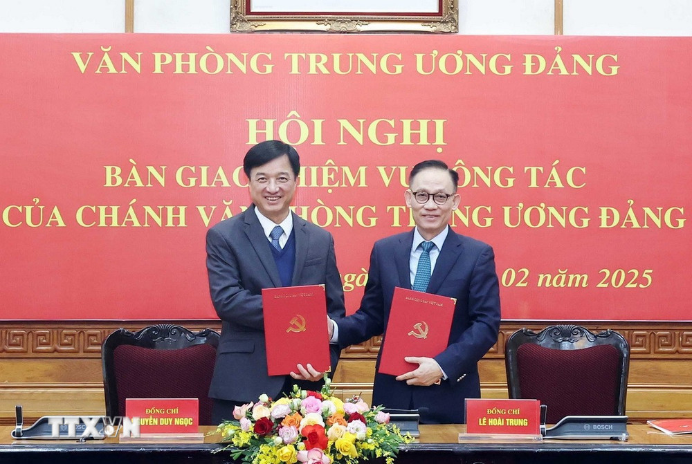 Chủ nhiệm Uỷ ban Kiểm tra Trung ương (nguyên Chánh Văn phòng Trung ương Đảng) Nguyễn Duy Ngọc và Chánh Văn phòng Trung ương Đảng Lê Hoài Trung tại hội nghị. Ảnh: TTXVN.