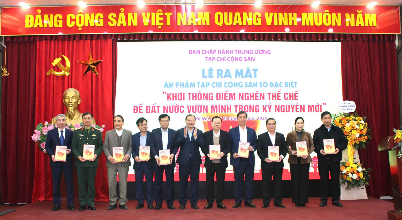 Các đại biểu tại lễ ra mắt ấn phẩm Tạp chí Cộng sản số đặc biệt "Khơi thông điểm nghẽn thể chế để đất nước vươn mình trong kỷ nguyên mới". Ảnh: ĐH. Các đại biểu tại lễ ra mắt ấn phẩm Tạp chí Cộng sản số đặc biệt "Khơi thông điểm nghẽn thể chế để đất nước vươn mình trong kỷ nguyên mới". Ảnh: ĐH.