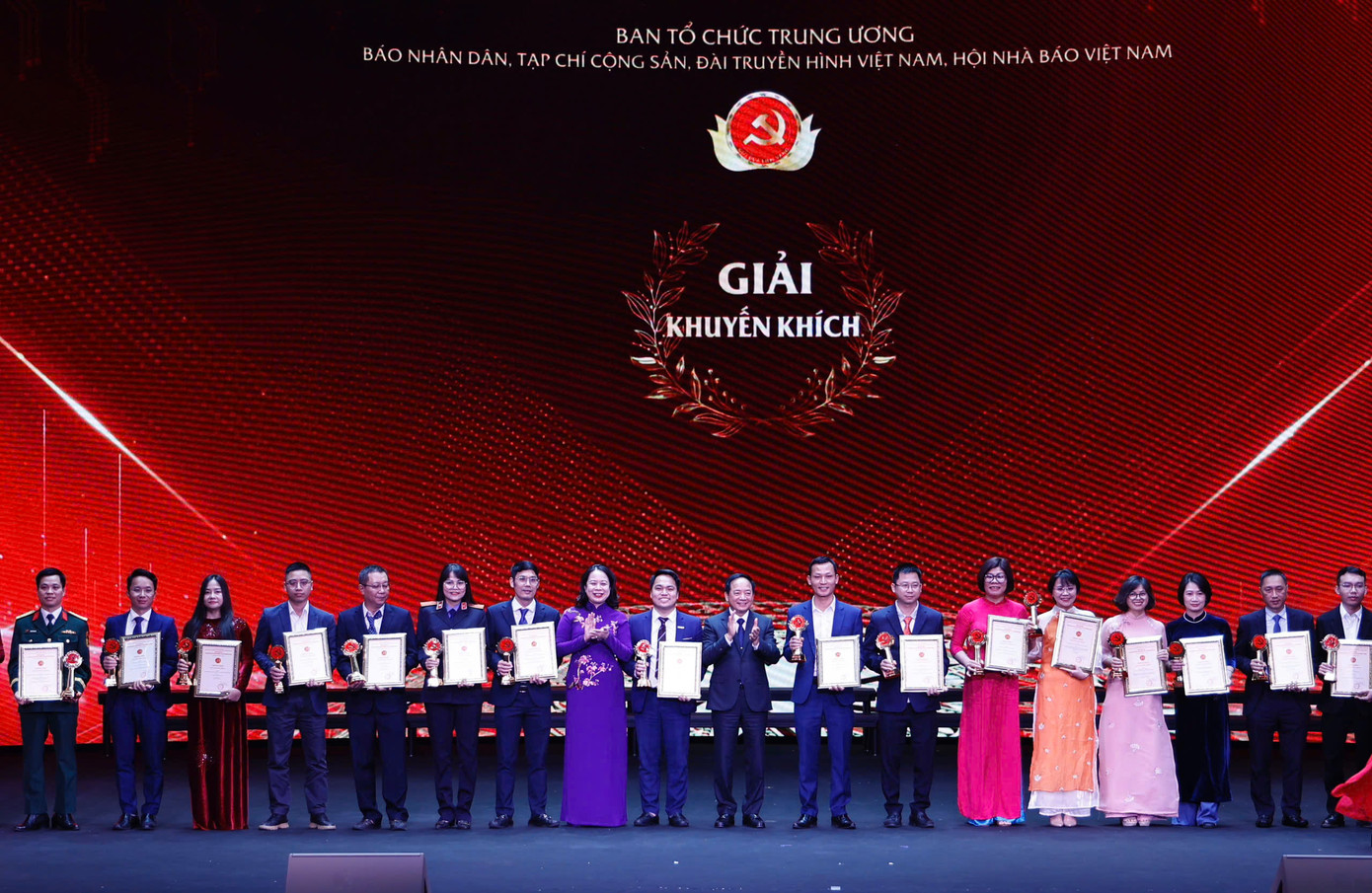 Loạt bài "Chỉ bàn làm không bàn lùi" của nhóm tác giả báo Tiền Phong là một trong số các tác phẩm đoạt giải Khuyến khích. (Ảnh: Như Ý) Loạt bài "Chỉ bàn làm không bàn lùi" của nhóm tác giả báo Tiền Phong là một trong số các tác phẩm đoạt giải Khuyến khích. (Ảnh: Như Ý)