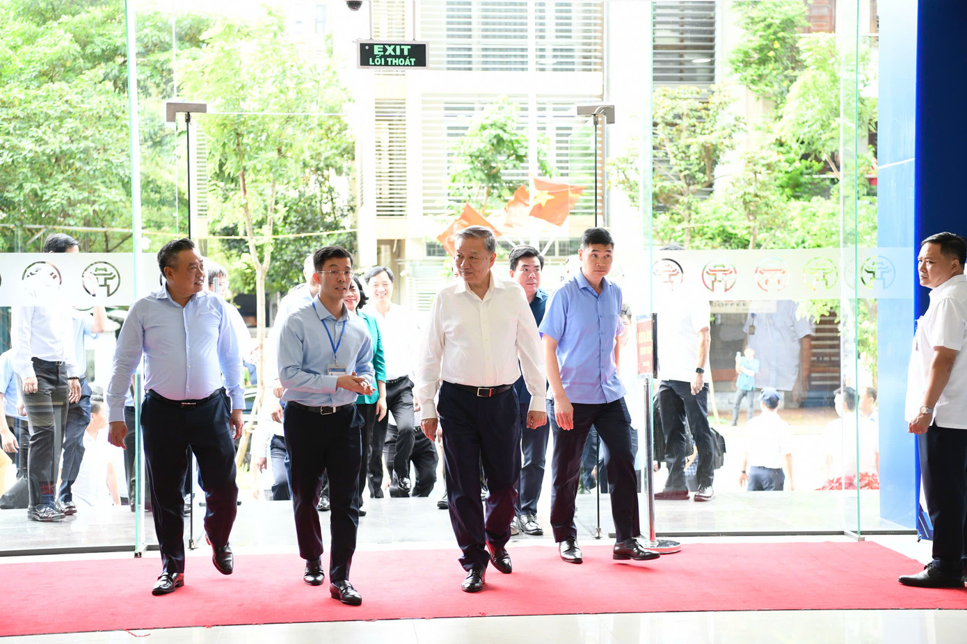 Chiều cùng ngày, Tổng Bí thư Tô Lâm và đoàn công tác đã đến thăm, kiểm tra hoạt động phục vụ nhân dân của Trung tâm Phục vụ hành chính công TP Hà Nội. Ảnh: Như Ý.