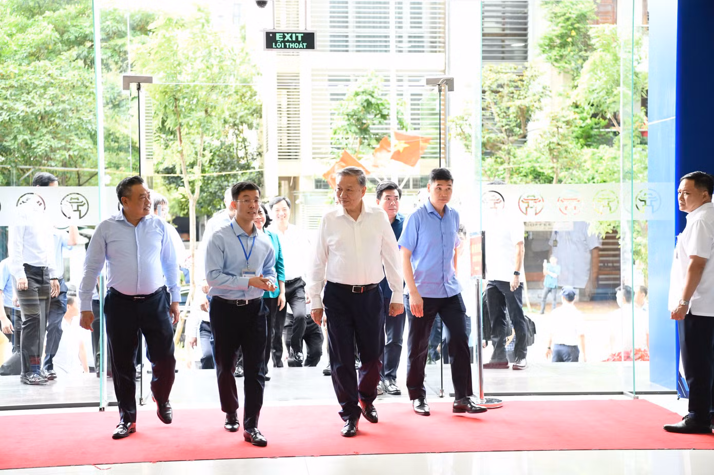 Chiều cùng ngày, Tổng Bí thư Tô Lâm và đoàn công tác đã đến thăm, kiểm tra hoạt động phục vụ nhân dân của Trung tâm Phục vụ hành chính công TP Hà Nội. Ảnh: Như Ý.