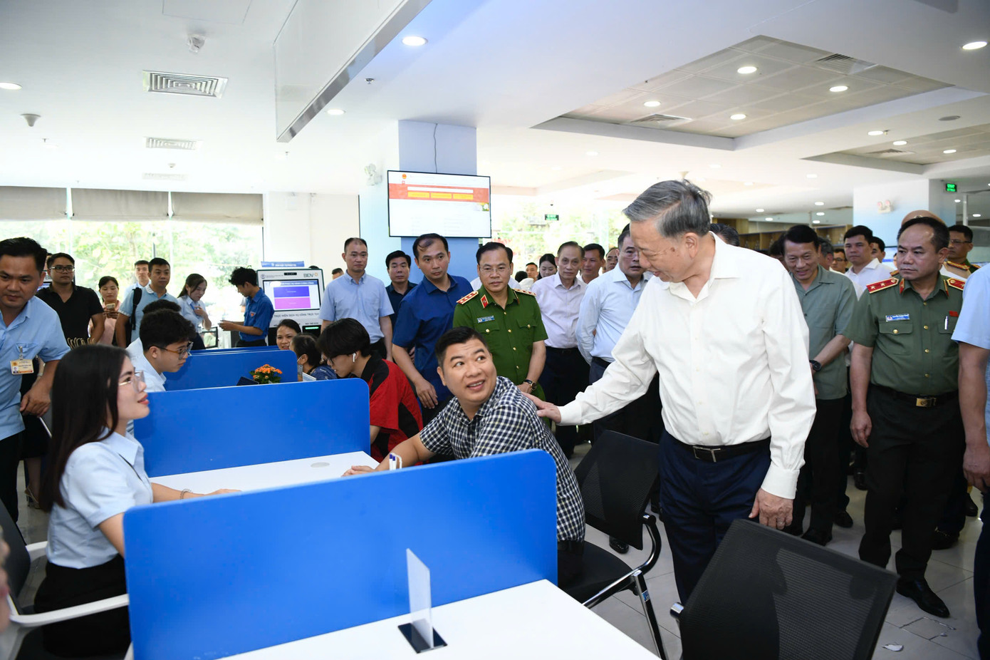 Tổng Bí thư Tô Lâm nghe giới thiệu về Trung tâm phục vụ hành chính công TP Hà Nội, trao đổi, động viên cán bộ, công chức của trung tâm. Ảnh: Như Ý.