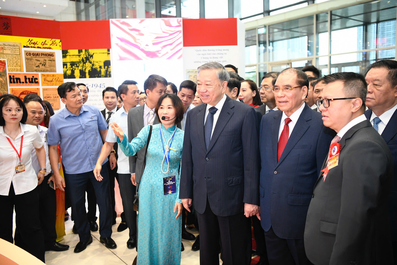 Trước khi dự lễ kỷ niệm, Tổng Bí thư Tô Lâm và các đồng chí lãnh đạo, nguyên lãnh đạo Đảng, Nhà nước tham quan không gian triển lãm về Báo chí Cách mạng Việt Nam. Ảnh: Như Ý.