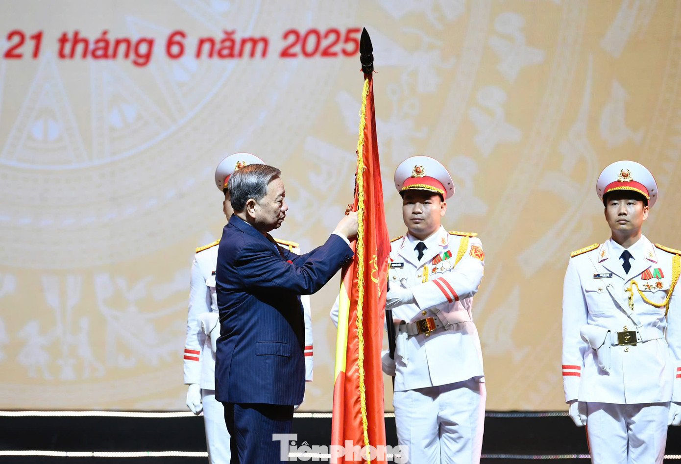 Tổng Bí thư Tô Lâm trao tặng Huân chương Hồ Chí Minh cho Báo chí Cách mạng Việt Nam. Ảnh: Như Ý.