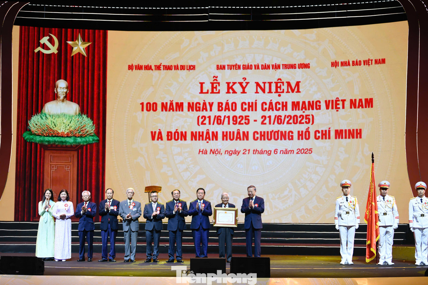 Tổng Bí thư Tô Lâm trao tặng Huân chương Hồ Chí Minh cho Báo chí Cách mạng Việt Nam. Ảnh: Như Ý.