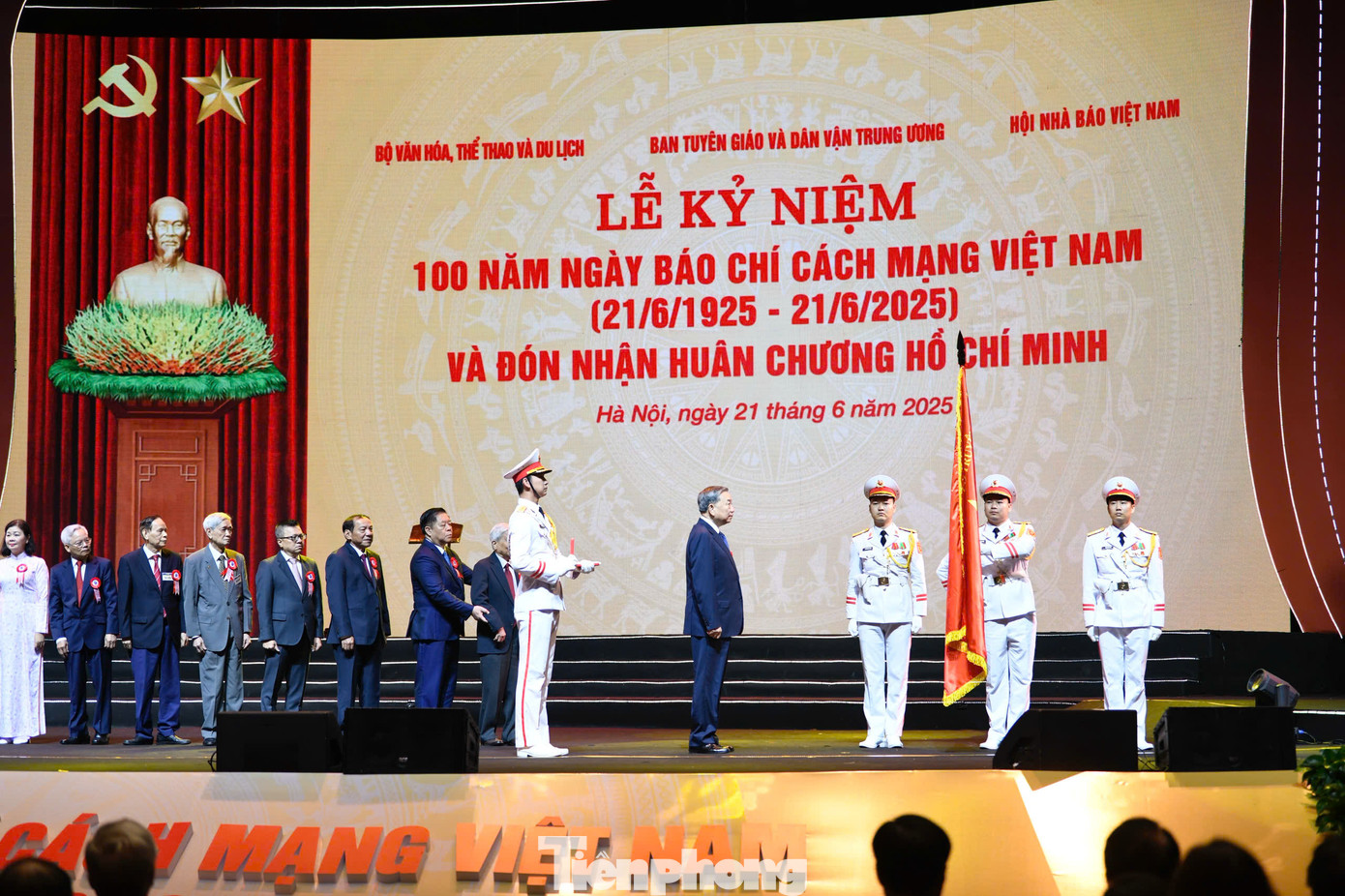 Tổng Bí thư Tô Lâm trao tặng Huân chương Hồ Chí Minh cho Báo chí Cách mạng Việt Nam. Ảnh: Như Ý.