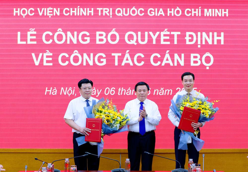 GS.TS Nguyễn Xuân Thắng trao quyết định và tặng hoa chúc mừng PGS.TS Trần Thanh Giang và TS Hoàng Ngọc Hải. Ảnh: HCMA. GS.TS Nguyễn Xuân Thắng trao quyết định và tặng hoa chúc mừng PGS.TS Trần Thanh Giang và TS Hoàng Ngọc Hải. Ảnh: HCMA.