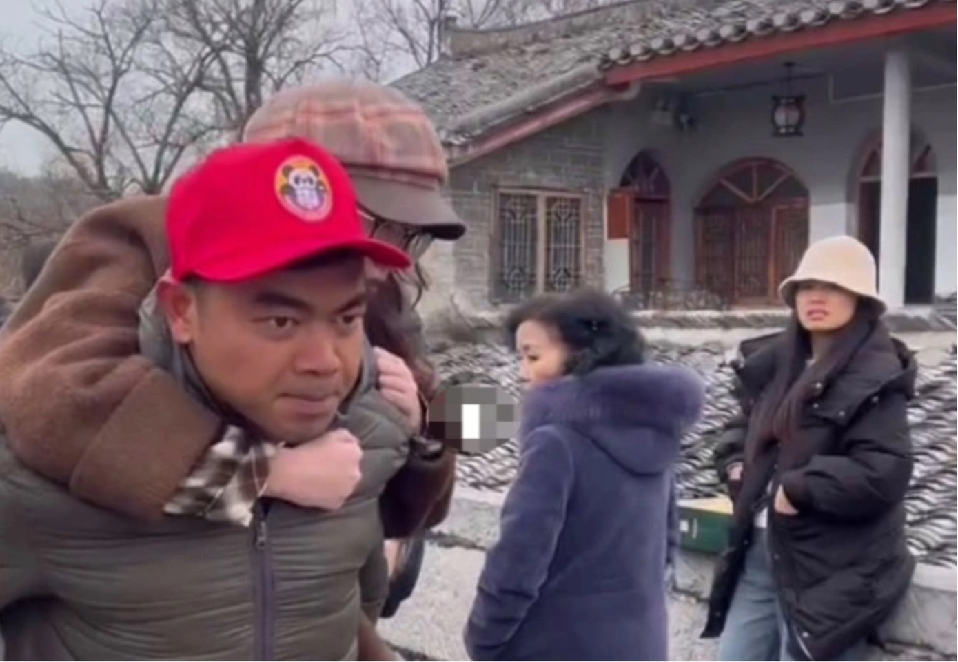 Anh Hiếu cõng cô gái trẻ vượt hơn 1km ra cổng để bắt taxi, đưa đi cấp cứu.