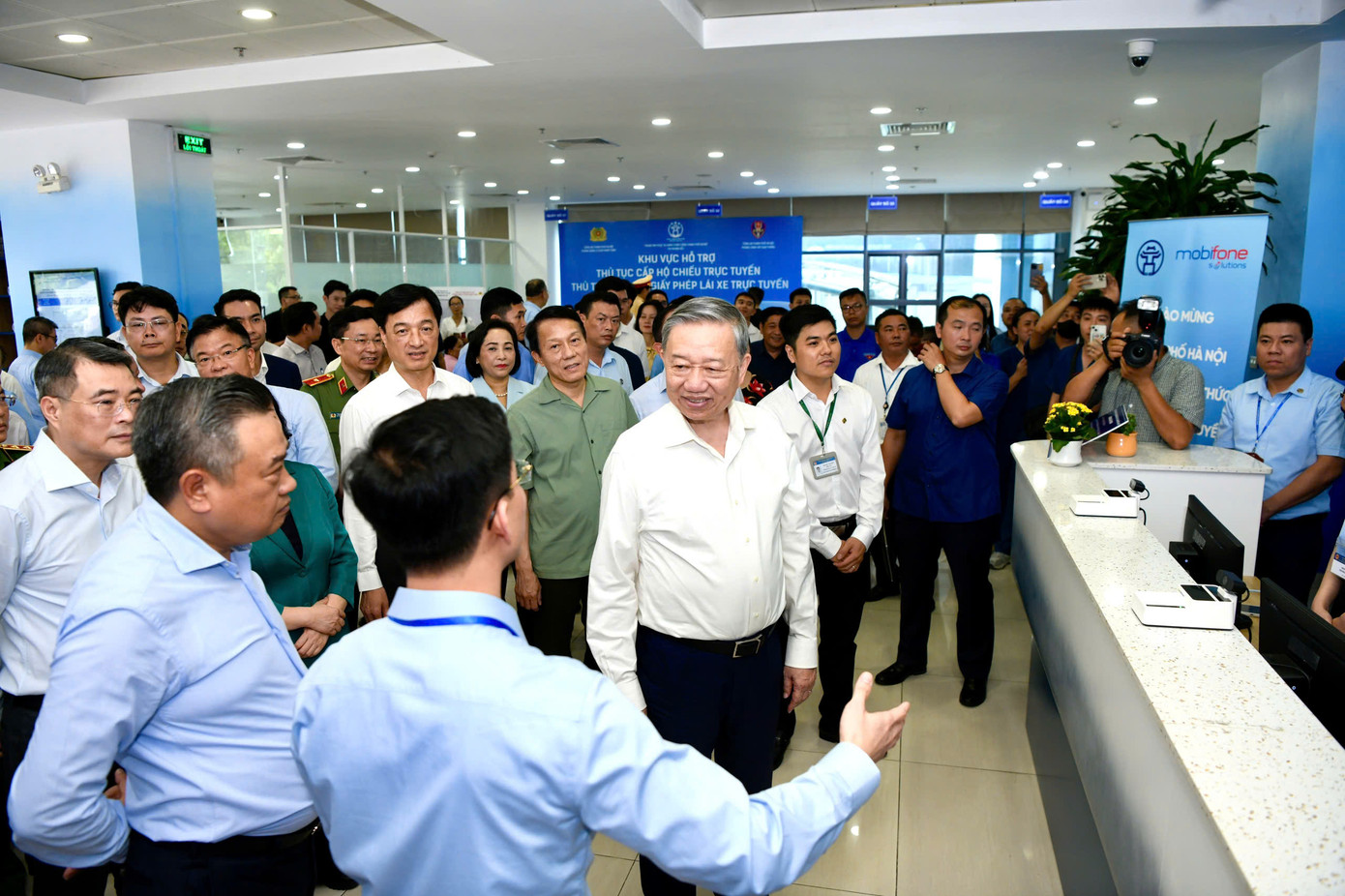 Tổng Bí thư Tô Lâm nghe giới thiệu về Trung tâm phục vụ hành chính công TP Hà Nội, trao đổi, động viên cán bộ, công chức của trung tâm. Ảnh: Như Ý.