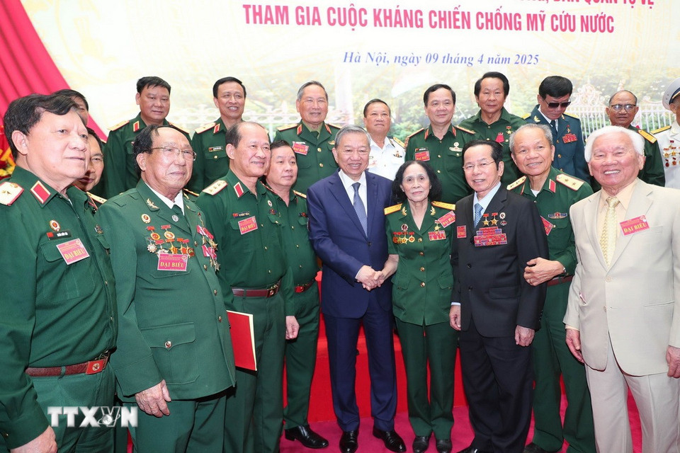 Tổng Bí thư Tô Lâm với các đại biểu dự buổi gặp mặt. Ảnh: TTXVN.