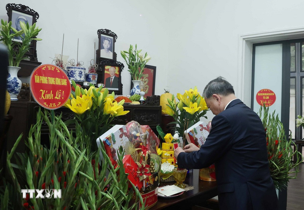 Tổng Bí thư Tô Lâm thắp hương tưởng niệm cố Tổng Bí thư Nguyễn Phú Trọng. Ảnh: TTXVN.