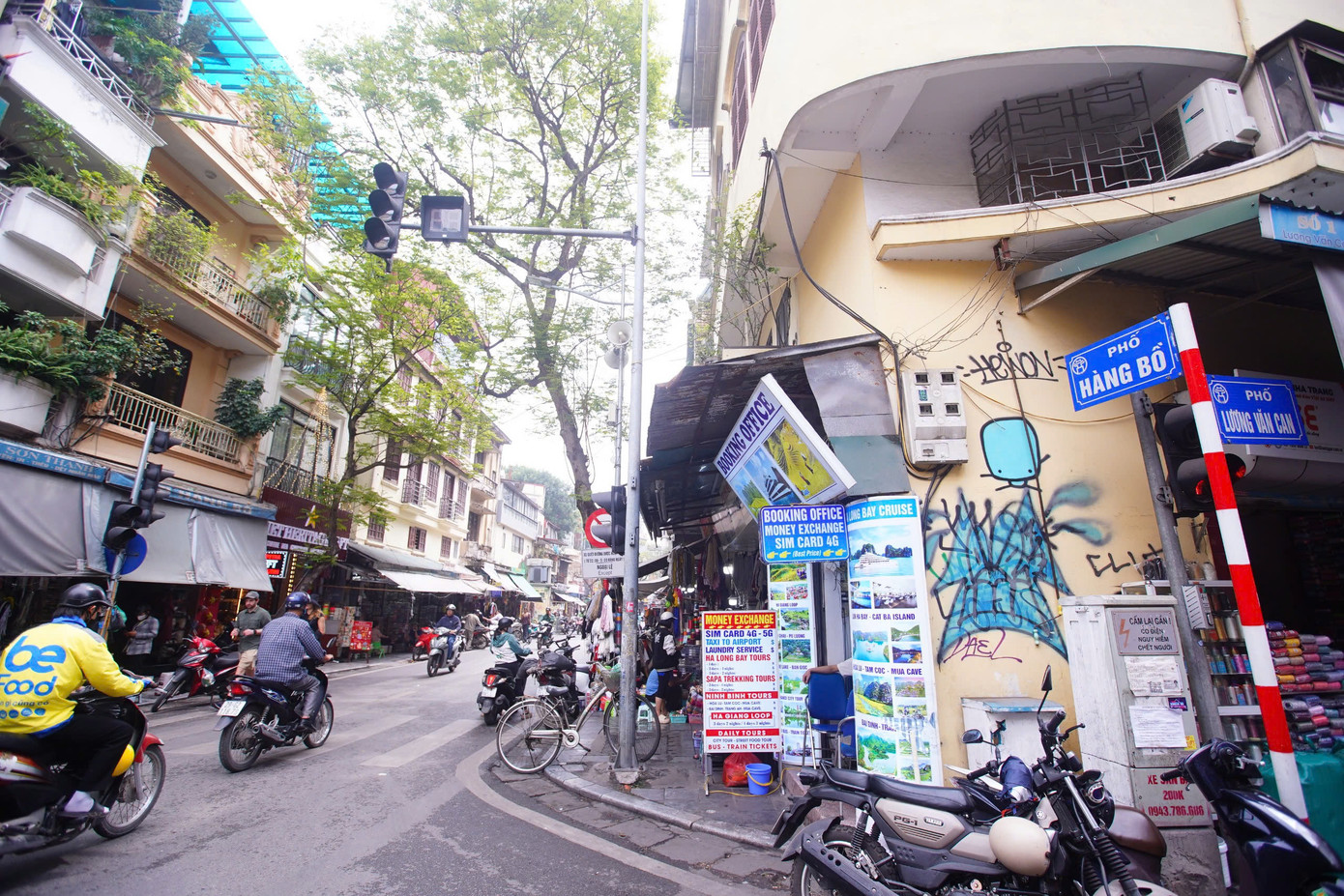 Phường Hàng Bồ và phố tên Hàng Bồ - trong lịch sử từng là nơi tập trung các cửa hàng bán dụng cụ đan bằng tre nứa như bồ, sọt, thúng mủng.