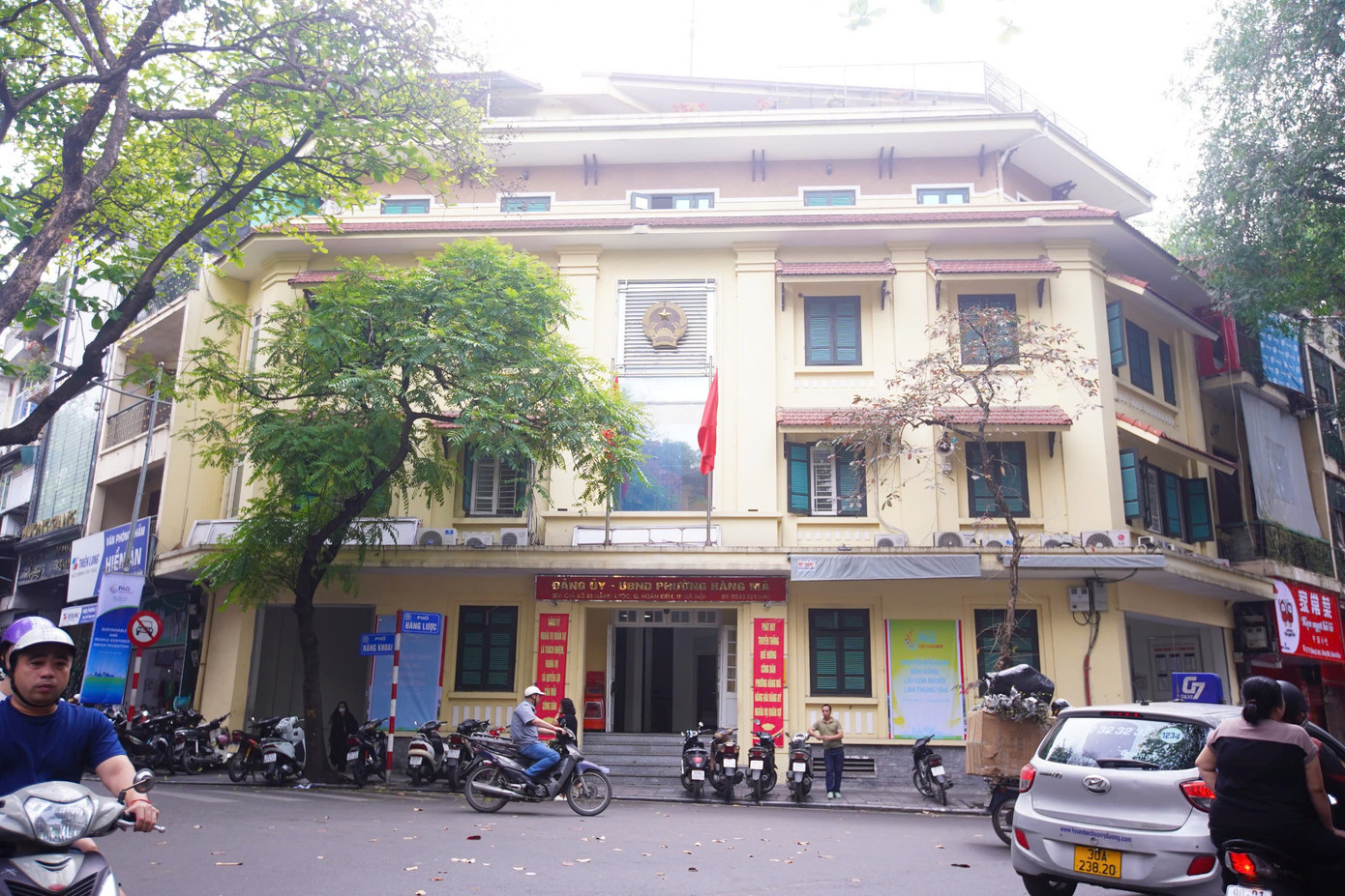 Trụ sở phường Hàng Mã và phố Hàng Mã trên địa bàn quận Hoàn Kiếm. Tên gọi Hàng Mã vì phố bán đồ giấy màu dùng để trang trí (hoa giấy, đèn giấy các kiểu…) và đồ mã nhỏ để cúng lễ (mũ thổ thần, mũ ông Táo, vàng giấy…).