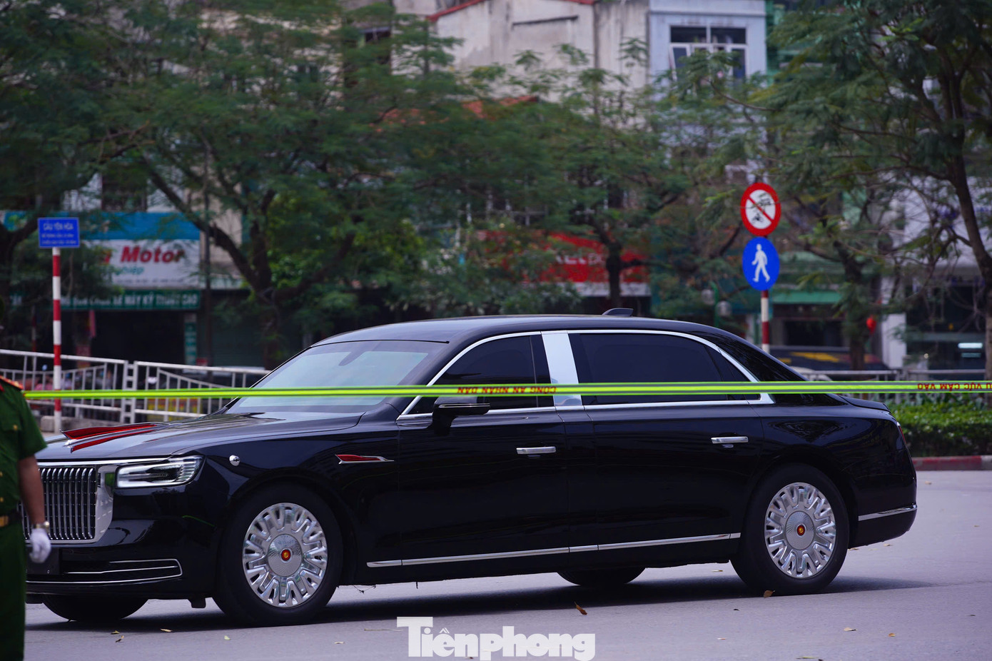 Đoàn xe di chuyển trên đường Láng. Ảnh: Duy Phạm.