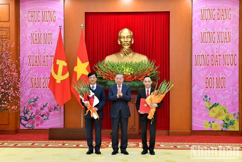 Tổng Bí thư Tô Lâm chúc mừng đồng chí Nguyễn Duy Ngọc hoàn thành xuất sắc cương vị Chánh Văn phòng T.Ư Đảng, được bầu giữ chức Ủy viên Bộ Chính trị và Chủ nhiệm Ủy ban Kiểm tra T.Ư; trao Quyết định về chức năng, nhiệm vụ, tổ chức bộ máy của Văn phòng T.Ư Đảng và chúc mừng đồng chí Lê Hoài Trung, Bí thư T.Ư Đảng được bổ nhiệm giữ chức Chánh văn phòng T.Ư Đảng.