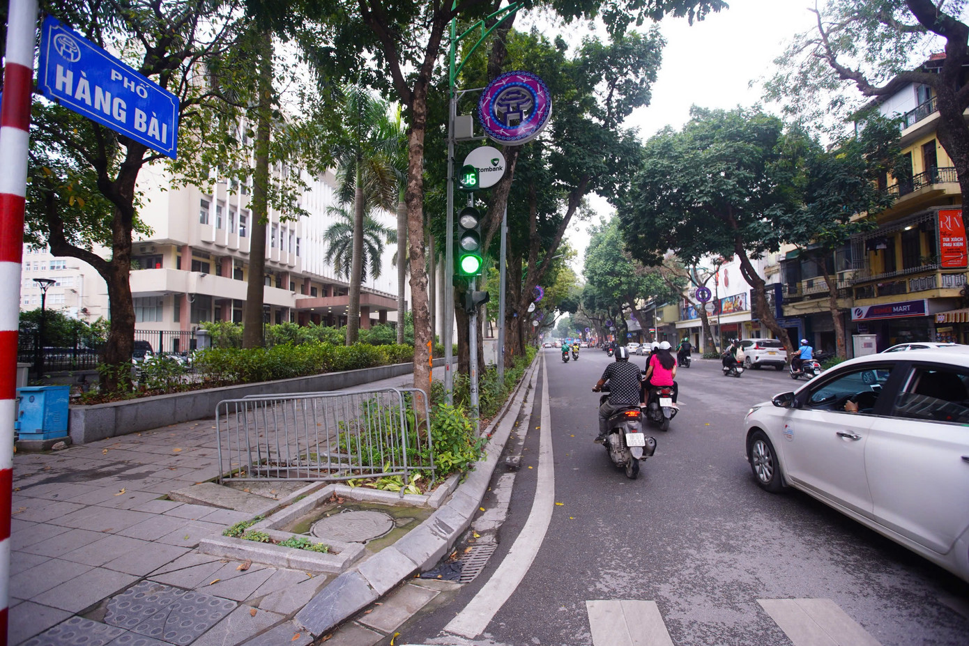 Trụ sở phường Hàng Bài và phố Hàng Bài. Phố Hàng Bài dài 616m, rộng 14m; từ cuối phố Đinh Tiên Hoàng (bờ hồ Gươm) đến ngã tư phố Huế - Hàm Long, cắt ngang qua các phố Hai Bà Trưng, Lý Thường Kiệt, Trần Hưng Đạo. Tên gọi Hàng Bài vì có một thời ở đoạn đầu phố là nơi tập trung những nhà làm, bán các cỗ bài lá, như tổ tôm, tam cúc...