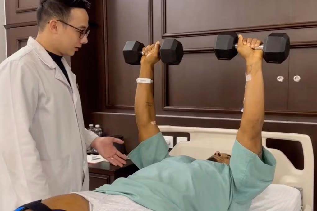 Cầu thủ Nguyễn Xuân Son tập phục hồi thể lực trên giường bệnh. Ảnh: NVCC.