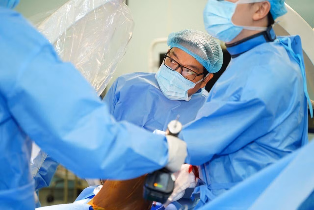 GS.TS Trần Trung Dũng trong cuộc phẫu thuật chấn thương cho cầu thủ Nguyễn Xuân Son. Ảnh: NVCC.