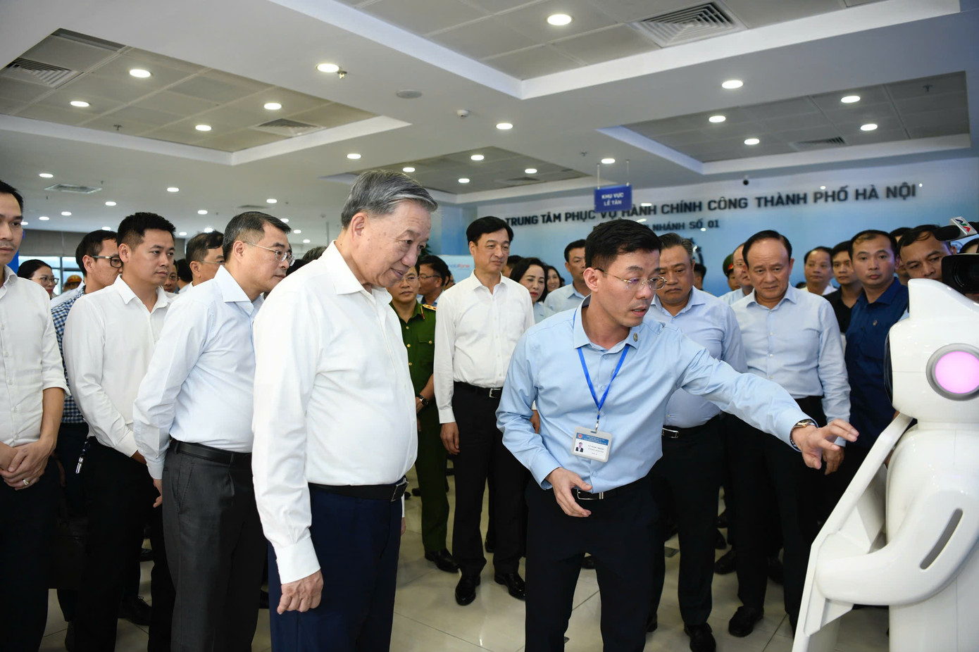 Chiều cùng ngày, Tổng Bí thư Tô Lâm và đoàn công tác đã đến thăm, kiểm tra hoạt động phục vụ nhân dân của Trung tâm Phục vụ hành chính công TP Hà Nội. Ảnh: Như Ý.