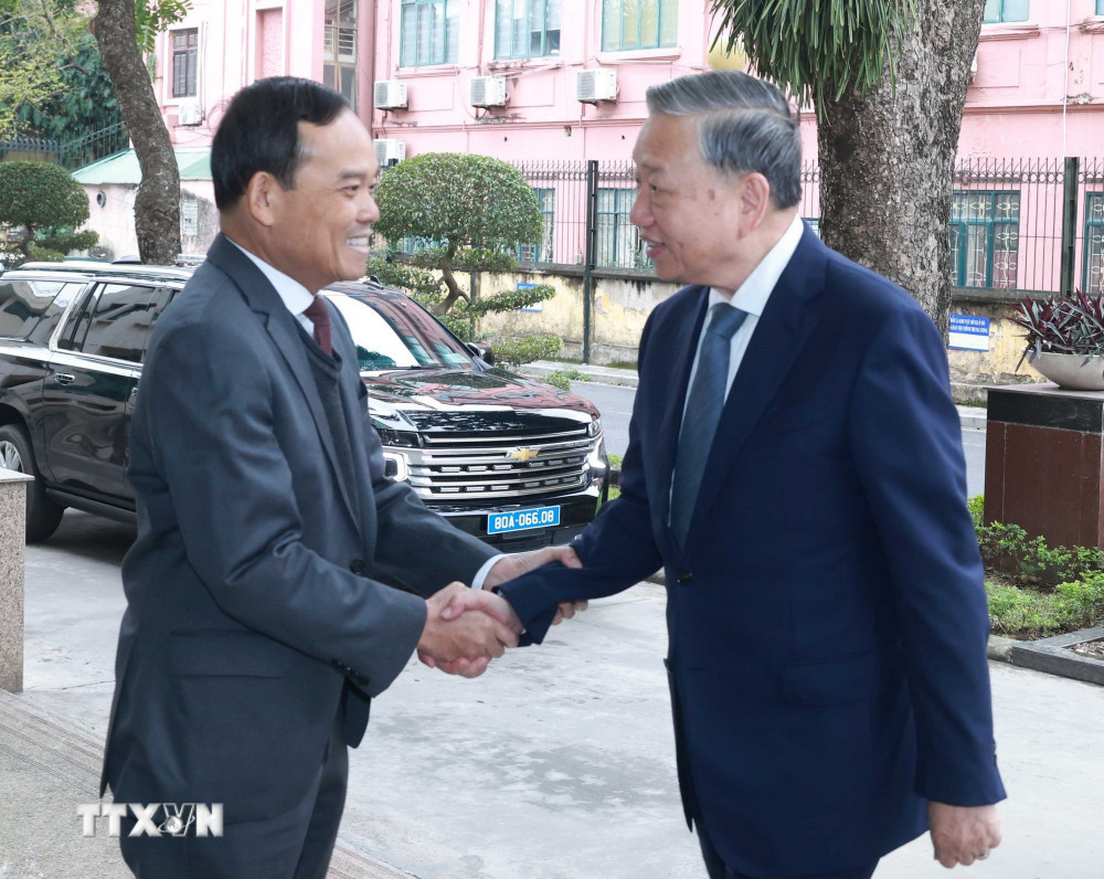 Trưởng Ban Chính sách, chiến lược Trung ương Trần Lưu Quang đón Tổng Bí thư Tô Lâm. Ảnh: TTXVN. Trưởng Ban Chính sách, chiến lược Trung ương Trần Lưu Quang đón Tổng Bí thư Tô Lâm. Ảnh: TTXVN.