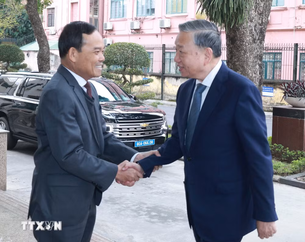 Trưởng Ban Chính sách, chiến lược Trung ương Trần Lưu Quang đón Tổng Bí thư Tô Lâm. Ảnh: TTXVN.