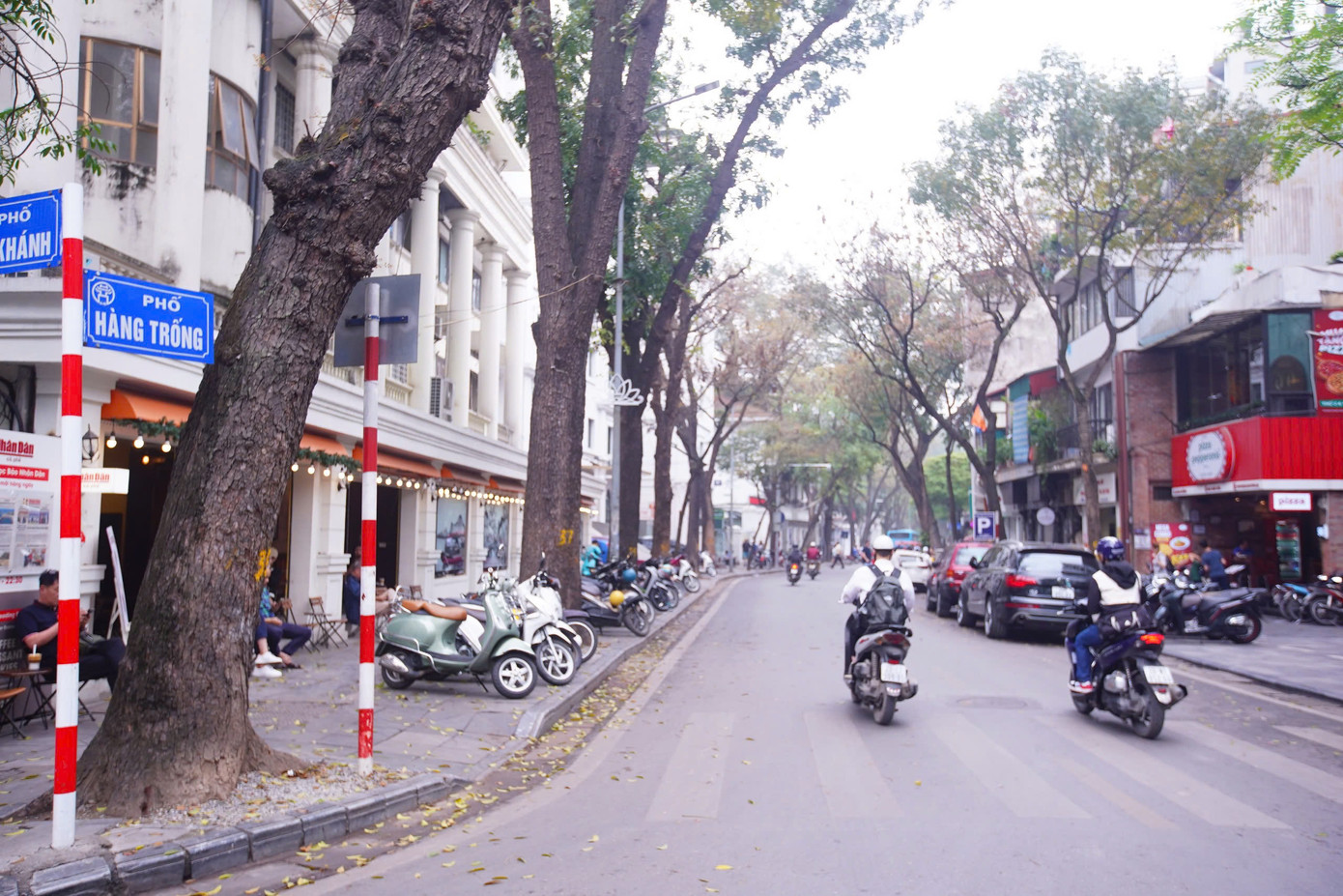 Trụ sở phố Hàng Trống và phố Hàng Trống. Tên gọi Hàng Trống do trước đây, khu vực này có những người làm trống cư trú và buôn bán.