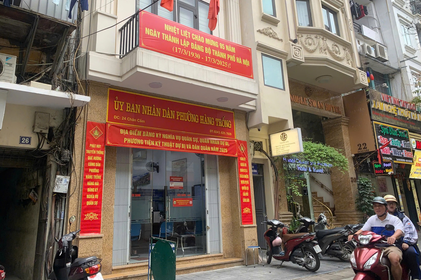 Trụ sở phố Hàng Trống và phố Hàng Trống. Tên gọi Hàng Trống do trước đây, khu vực này có những người làm trống cư trú và buôn bán.