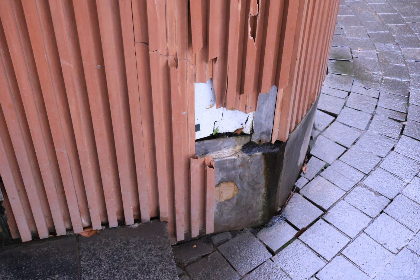 Không hiếm để bắt gặp hình ảnh những nhà vệ sinh công cộng bị bỏ hoang hoặc "cửa đóng then cài" ở Hà Nội. Ảnh: Hồng Ngọc.