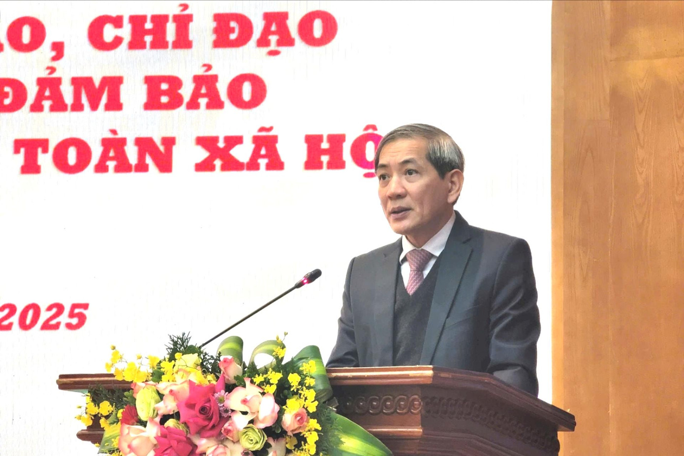 Bí thư Quận ủy Ba Đình Hoàng Minh Dũng Tiến phát biểu tại hội nghị. Ảnh: Tiến Thành.