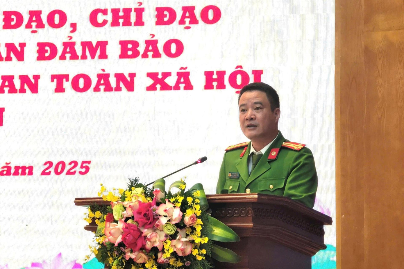 Thượng tá Phạm Hải Thắng, Trưởng Công an quận Ba Đình phát biểu tại hội nghị. Ảnh: Tiến Thành.