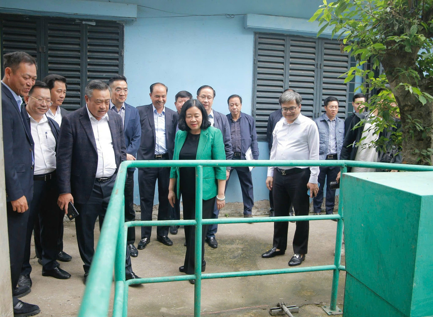 Bí thư Thành uỷ Hà Nội Bùi Thị Minh Hoài và lãnh đạo thành phố Hà Nội kiểm tra công tác làm sạch sông Tô Lịch và tiến độ dự án Nhà máy xử lý nước thải Yên Xá, thời điểm đầu tháng 12/2024. Ảnh: Viết Thành.