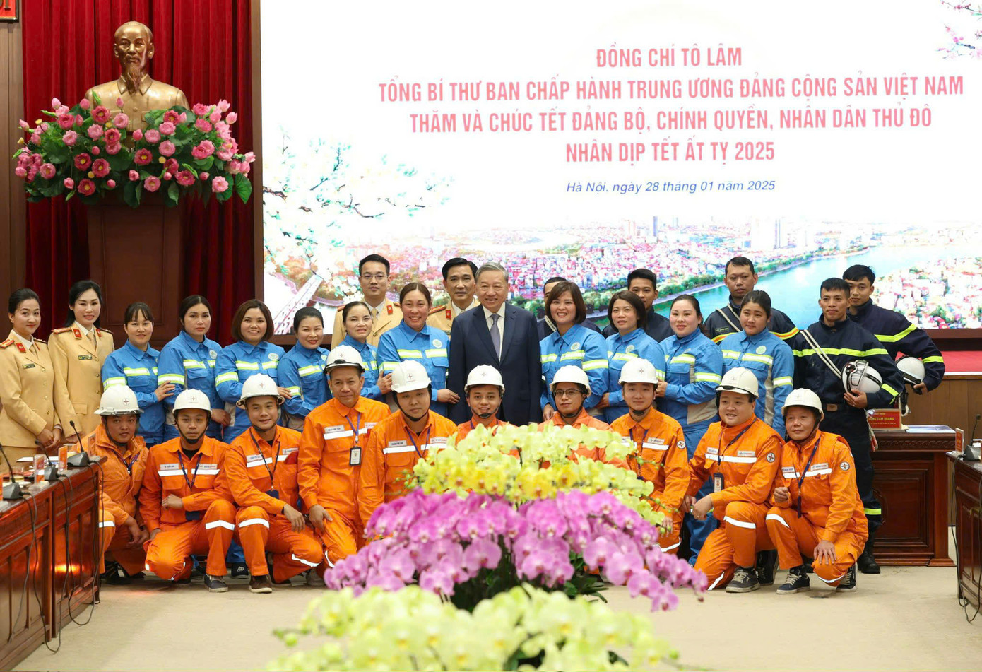 Tổng Bí thư Tô Lâm mừng tuổi công nhân viên lao động Thủ đô. Ảnh: Viết Thành.