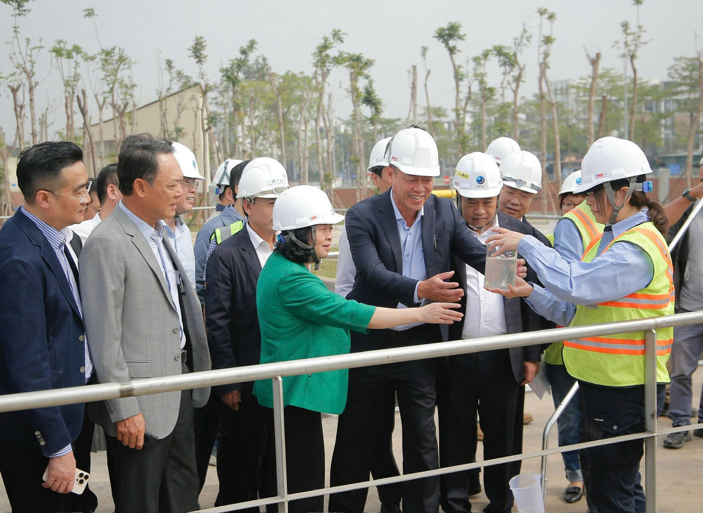 Bí thư Thành uỷ Hà Nội Bùi Thị Minh Hoài và lãnh đạo thành phố Hà Nội kiểm tra công tác làm sạch sông Tô Lịch và tiến độ dự án Nhà máy xử lý nước thải Yên Xá, thời điểm đầu tháng 12/2024. Ảnh: Viết Thành.