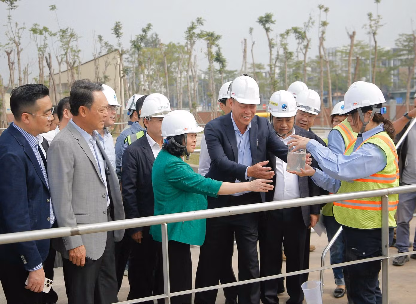 Bí thư Thành uỷ Hà Nội Bùi Thị Minh Hoài và lãnh đạo thành phố Hà Nội kiểm tra công tác làm sạch sông Tô Lịch và tiến độ dự án Nhà máy xử lý nước thải Yên Xá, thời điểm đầu tháng 12/2024. Ảnh: Viết Thành.