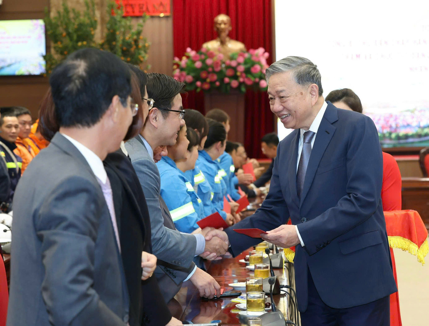 Tổng Bí thư Tô Lâm mừng tuổi công nhân viên lao động Thủ đô. Ảnh: Viết Thành.