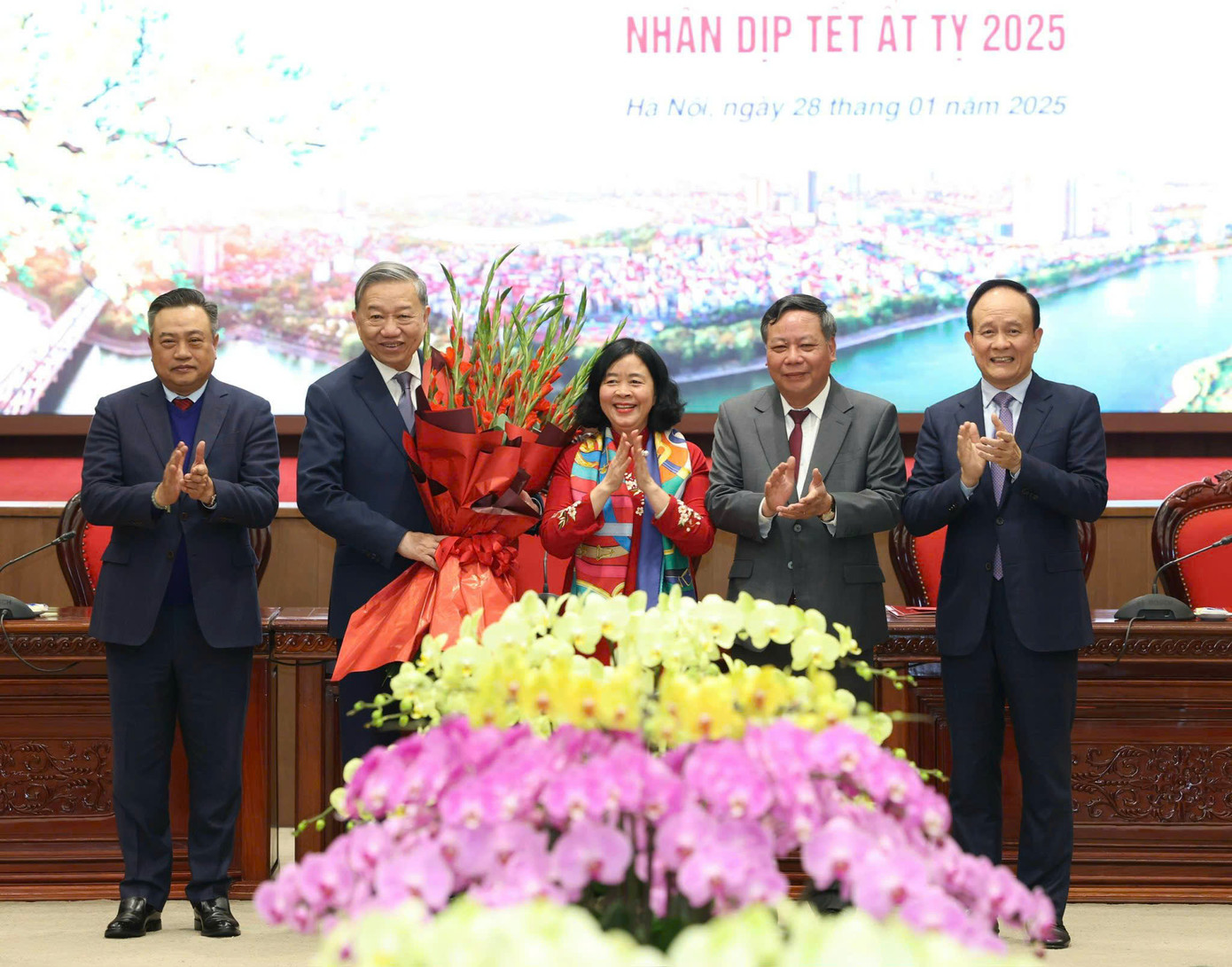 Tổng Bí thư Tô Lâm thăm, chúc Tết Đảng bộ, chính quyền và Nhân dân Thủ đô Hà Nội. Ảnh: Viết Thành.