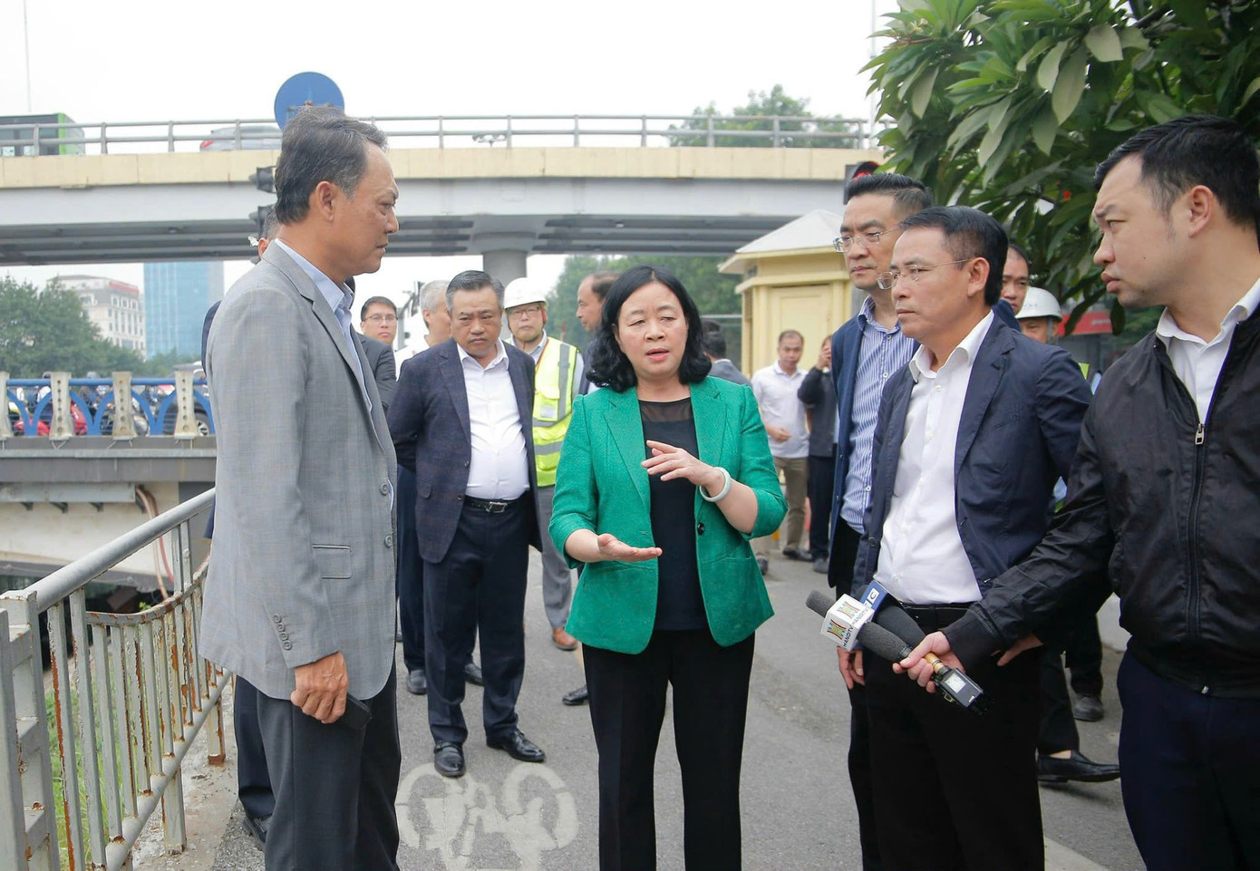 Bí thư Thành uỷ Hà Nội Bùi Thị Minh Hoài và lãnh đạo thành phố Hà Nội kiểm tra công tác làm sạch sông Tô Lịch và tiến độ dự án Nhà máy xử lý nước thải Yên Xá, thời điểm đầu tháng 12/2024. Ảnh: Viết Thành.