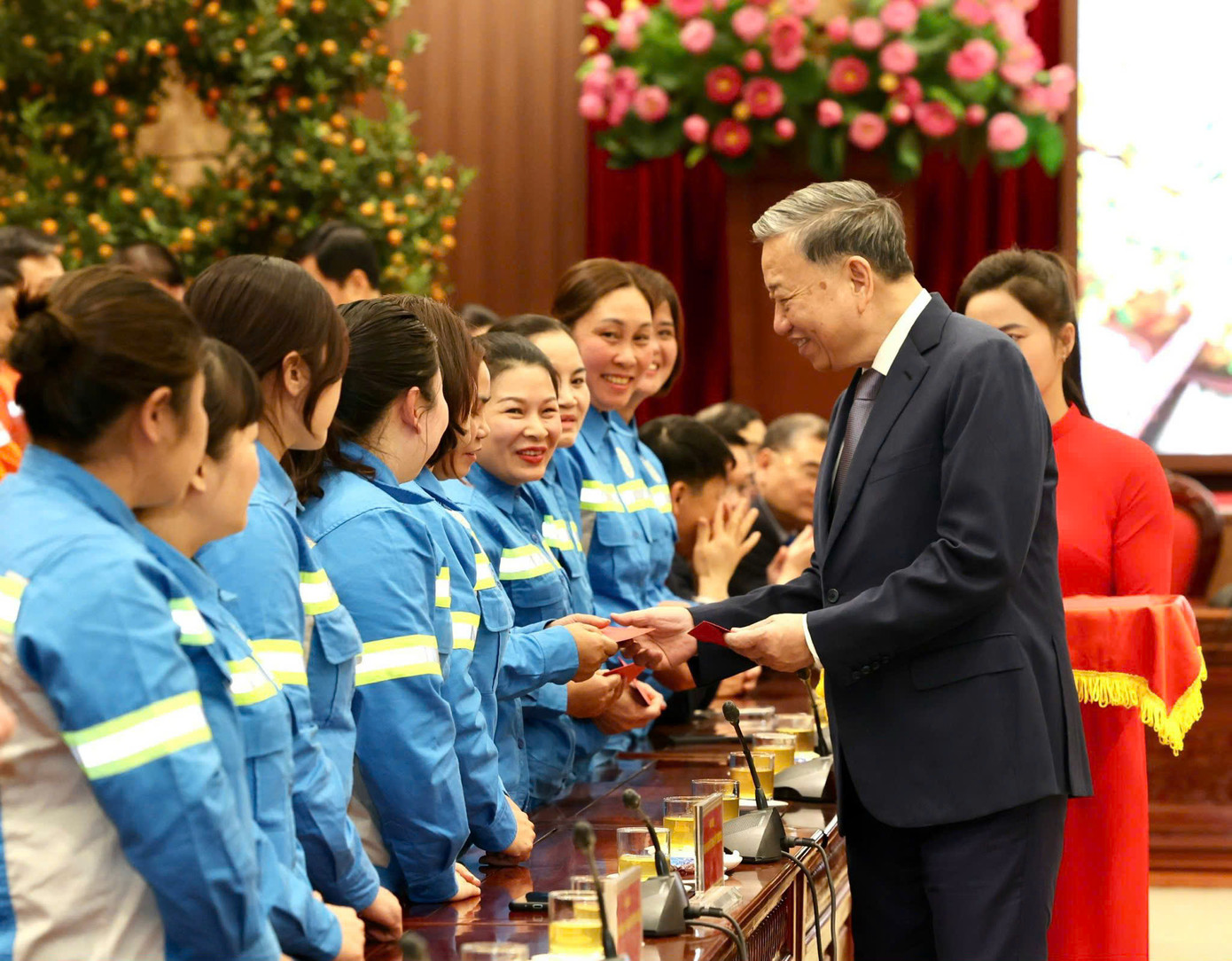 Tổng Bí thư Tô Lâm mừng tuổi công nhân viên lao động Thủ đô. Ảnh: Viết Thành.