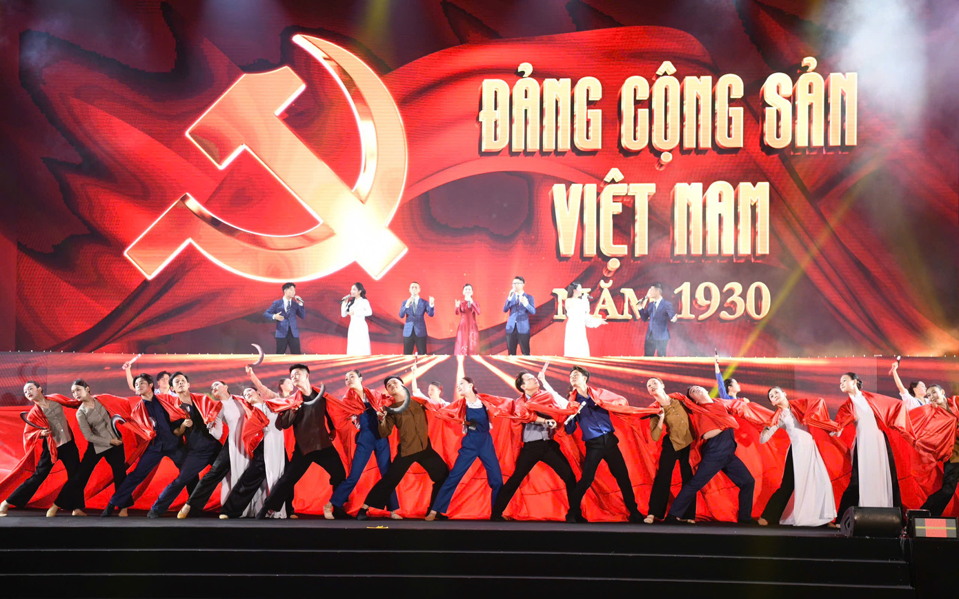 Một số tiết mục trong chương trình nghệ thuật Kỷ niệm 100 năm Ngày Báo chí Cách mạng Việt Nam tại lễ trao giải. Ảnh: Như Ý. Một số tiết mục trong chương trình nghệ thuật Kỷ niệm 100 năm Ngày Báo chí Cách mạng Việt Nam tại lễ trao giải. Ảnh: Như Ý.