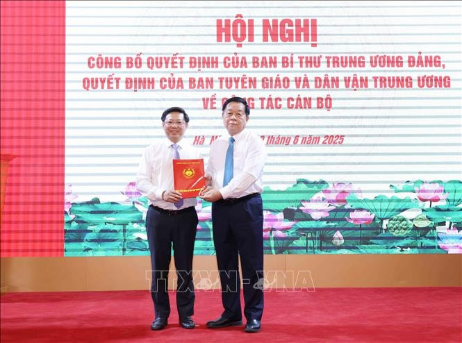 Uỷ viên Bộ Chính trị, Bí thư Trung ương Đảng, Trưởng Ban Tuyên giáo và Dân vận Trung ương Nguyễn Trọng Nghĩa trao quyết định cho ông Trần Thanh Lâm. Ảnh: TTXVN.