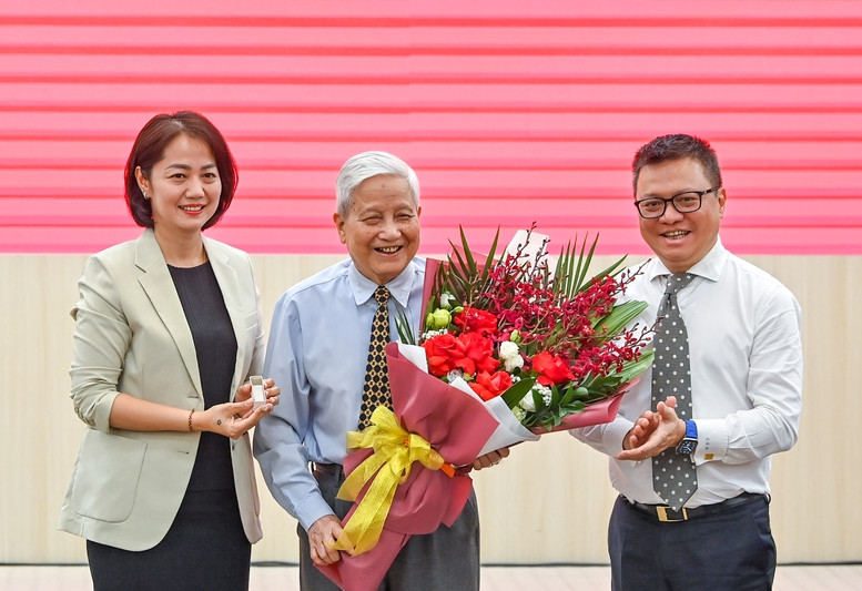 Nhà báo Lê Quốc Minh tặng hoa chúc mừng nhà báo lão thành Hà Đăng ra mắt cuốn sách Tinh hoa cách mạng Việt Nam. Ảnh: VGP. Nhà báo Lê Quốc Minh tặng hoa chúc mừng nhà báo lão thành Hà Đăng ra mắt cuốn sách Tinh hoa cách mạng Việt Nam. Ảnh: VGP.