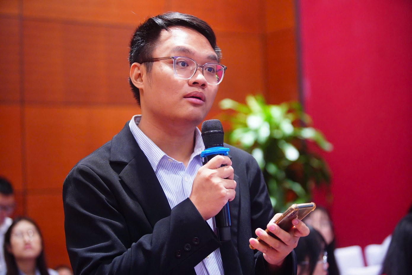 Các diễn giả trao đổi với sinh viên tại diễn đàn. Ảnh: Duy Phạm.