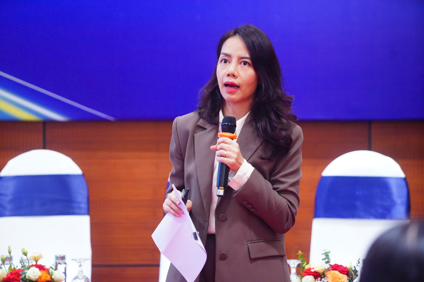 Các diễn giả trao đổi tại diễn đàn: Nhà báo Ngô Việt Anh; Đại tá, TS. Nguyễn Hồng Hải; Nhà báo Bùi Thu Thuỷ và TS Ngô Bích Ngọc (người mặc vest). Ảnh: Duy Phạm.