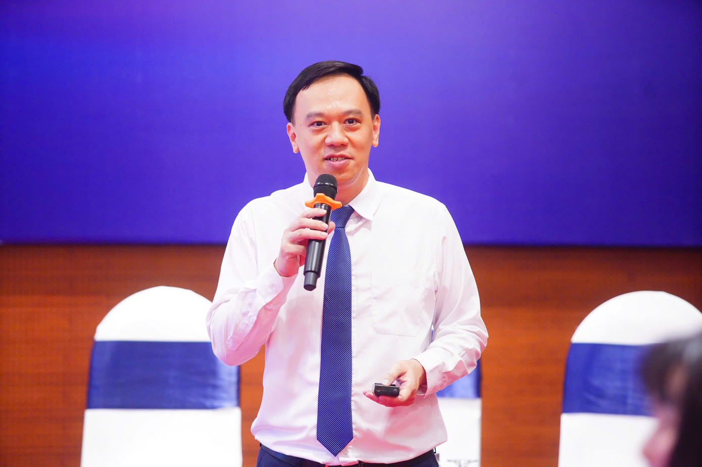 Các diễn giả trao đổi tại diễn đàn: Nhà báo Ngô Việt Anh; Đại tá, TS. Nguyễn Hồng Hải; Nhà báo Bùi Thu Thuỷ và TS Ngô Bích Ngọc (người mặc vest). Ảnh: Duy Phạm.