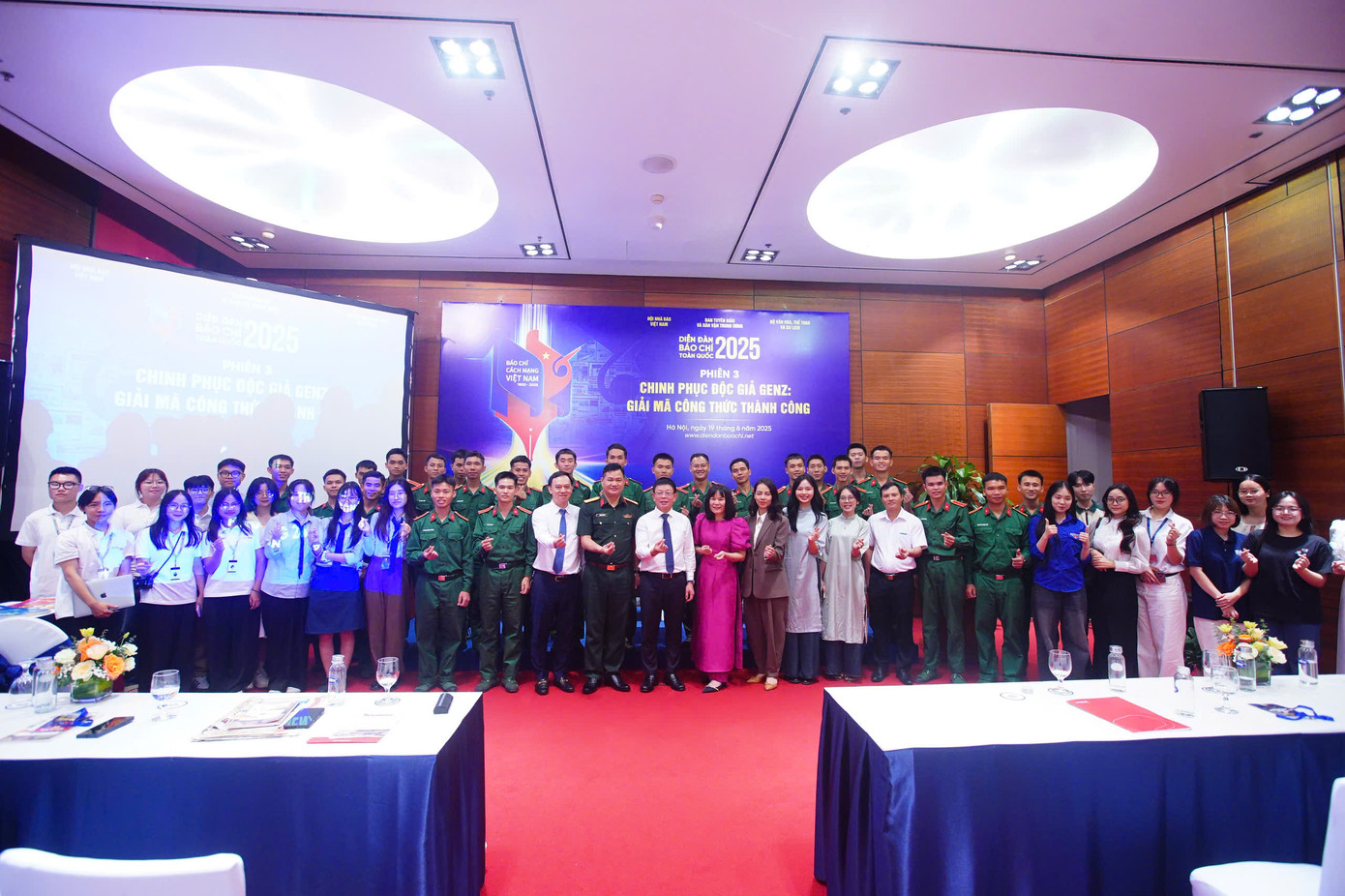 Các diễn giả chụp ảnh lưu niệm với các sinh viên dự phiên 3 diễn đàn. Ảnh: Duy Phạm.