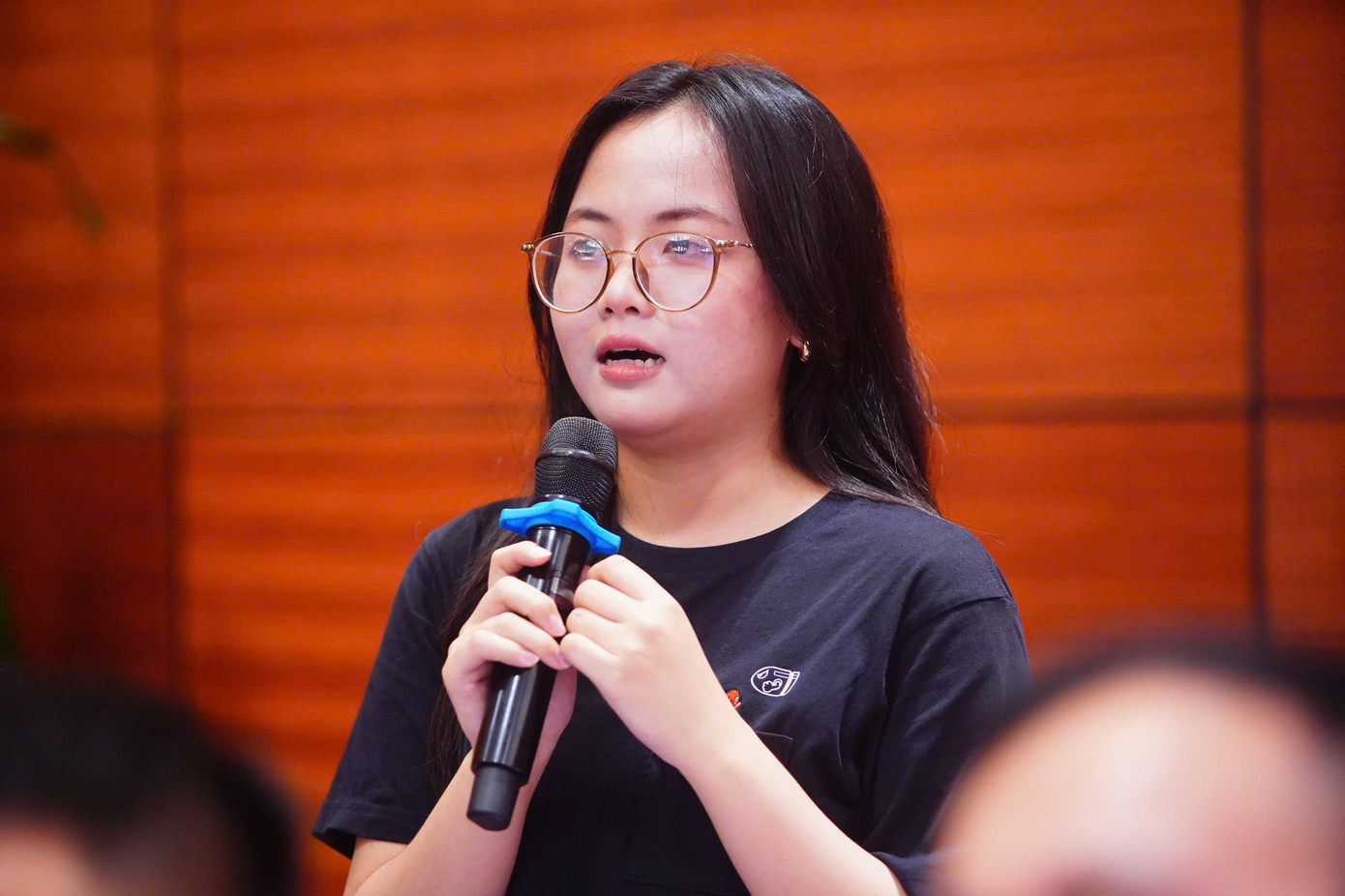 Các diễn giả trao đổi với sinh viên tại diễn đàn. Ảnh: Duy Phạm.