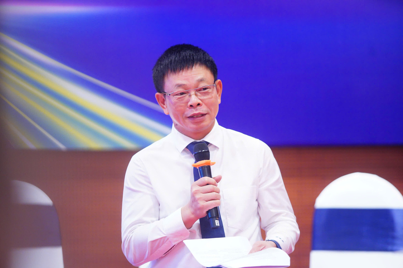 Nhà báo Phùng Công Sưởng - Tổng Biên tập báo Tiền Phong chủ trì điều hành phiên 3 diễn đàn với chủ đề: “Chinh phục độc giả Gen Z: Giải mã công thức thành công”. Ảnh: Duy Phạm.